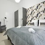 Premium Apartment By Hi5- Near New York Cafe