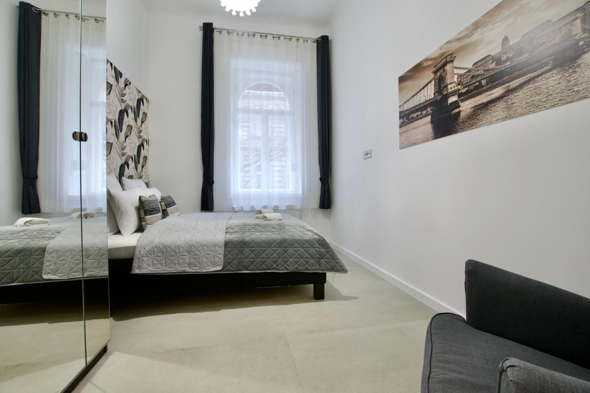 Premium By Hi5- Near New York Cafe Budapeste