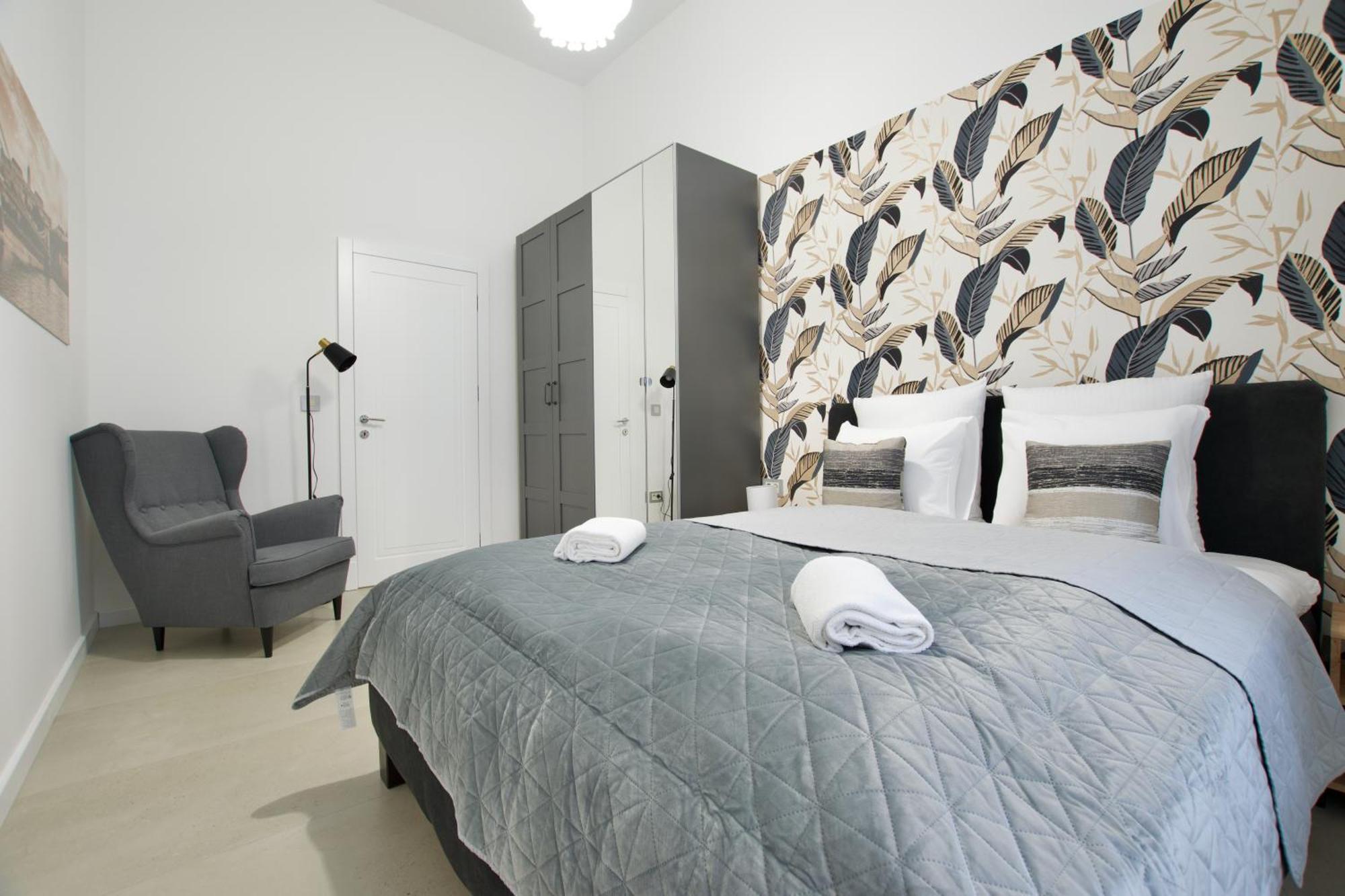 Premium By Hi5- Near New York Cafe Budapeste